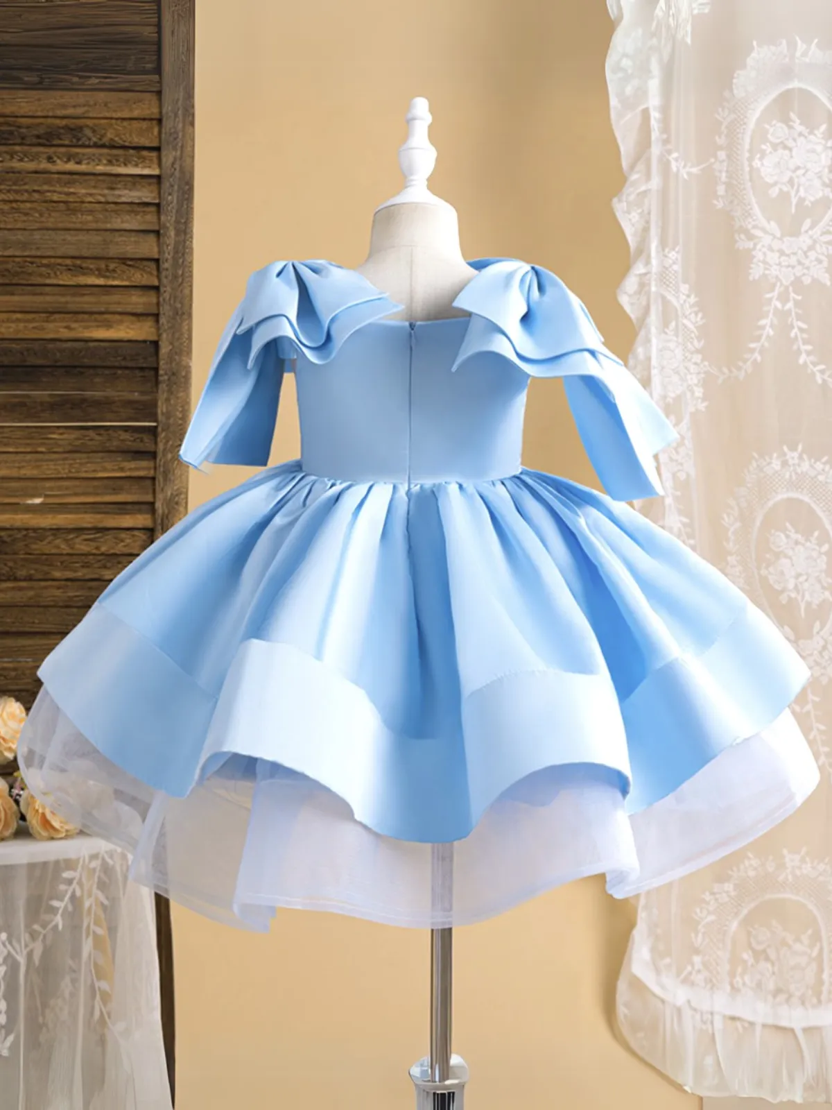 Elegant Tutu Princess Dresses with Layered Skirt and Ruffle Sleeves